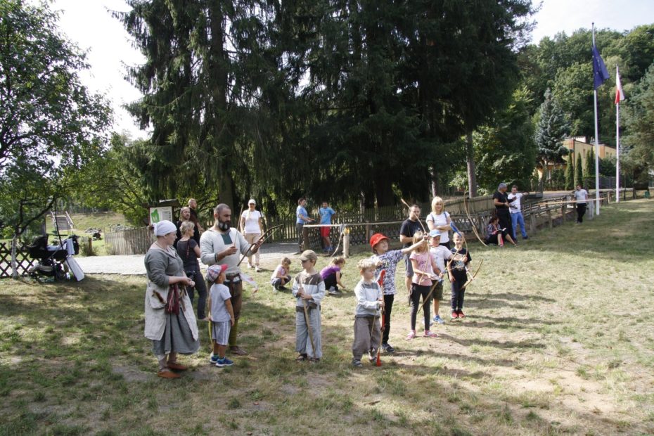 Turniej Łuczniczy w Bogdańcu - dzieci biorące udział w grach i zabawach