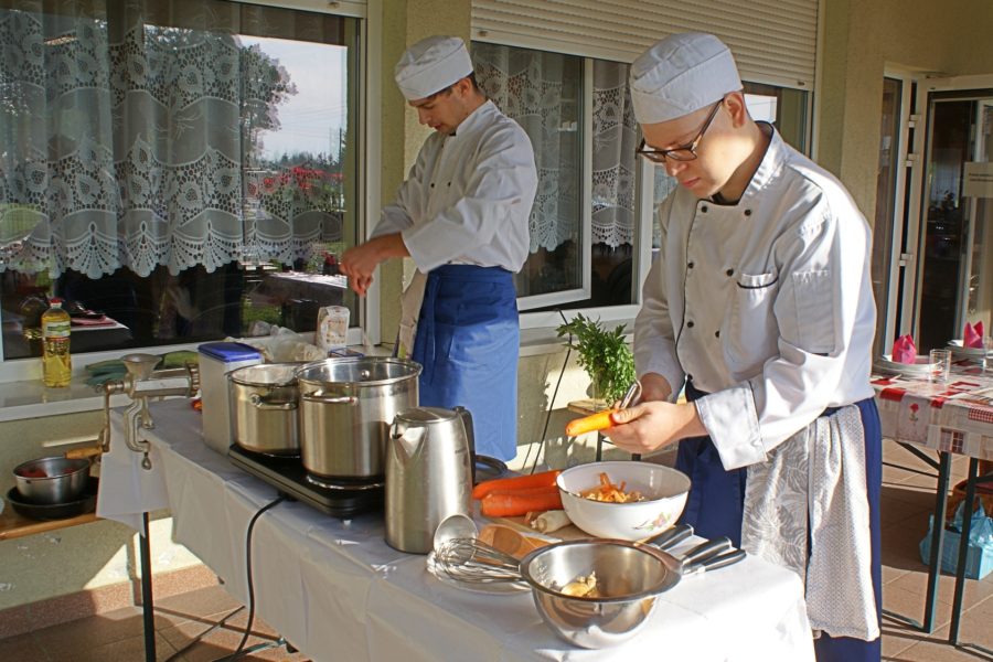Drużyna z Zespołu Szkół Gastronomicznych przygotowuje dania konkursowe