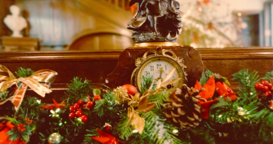 Zdjęcie: zabytkowy zegar i dekoracje bożonarodzeniowe