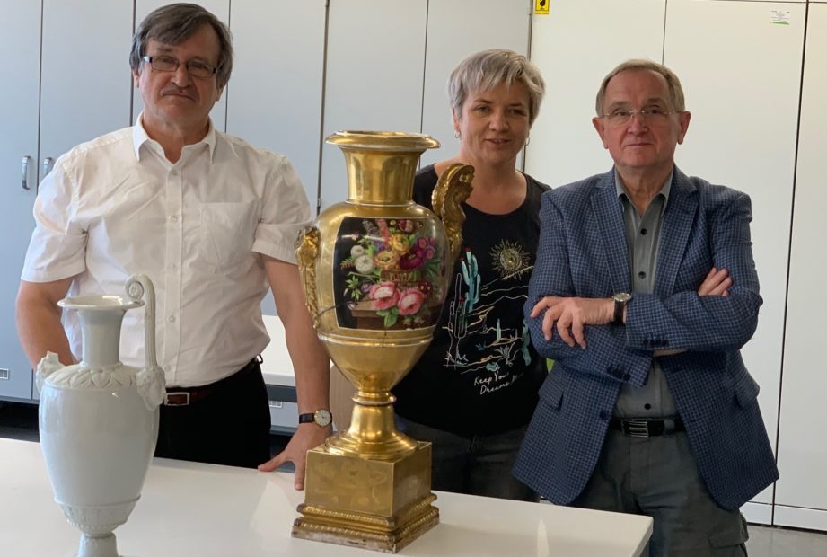 waza poddana konserwacji i pracownicy muzeum