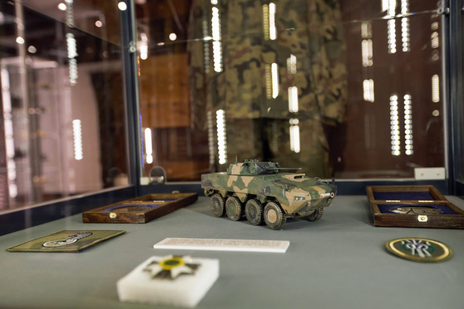 eksponaty wystawy militarnej w spichlerzu