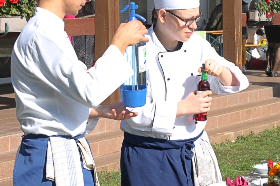 Drużyna z Zespołu Szkół Gastronomicznych przygotowuje wodę sodową z sokiem