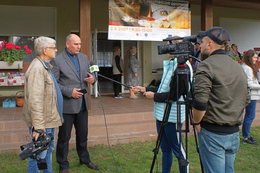 Tłumacz Grzegorz Załoga udziela wywiadu telewizyjnego