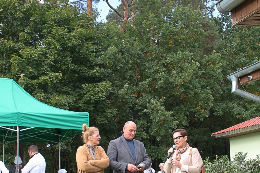 Poseł Krystyna Sibińska przemawia, obok stoją tłumacz Grzegorz Załoga i dyrektor Muzeum Lubuskiego im. Jana Dekerta, dr Ewa Pawlak