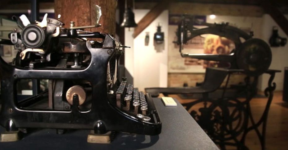 Fotografia z ekspozycji w filii Spichlerz. Na pierwszym planie widoczna jest stara maszyna do pisania.