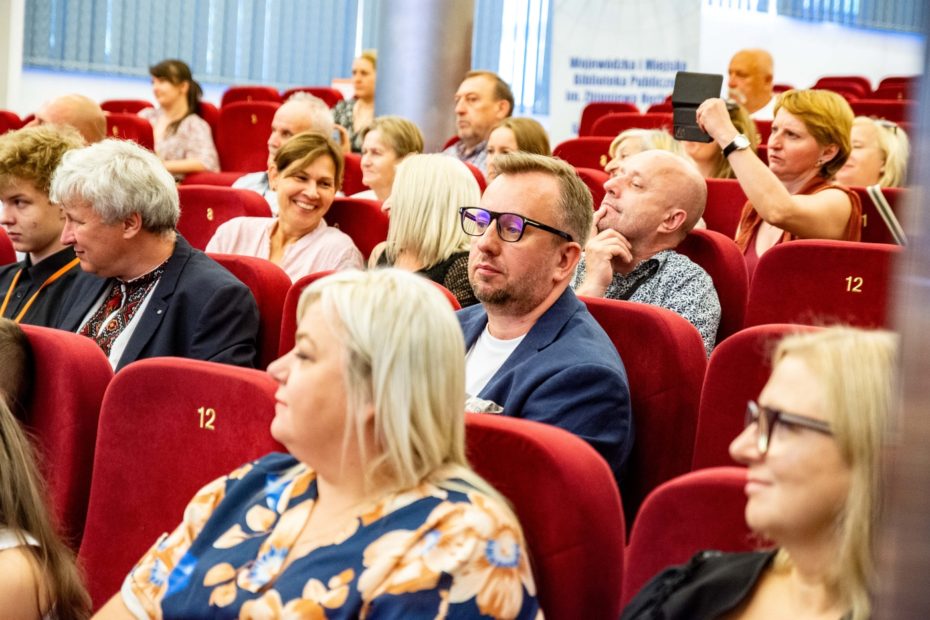 Zdjęcie publiczności zgromadzonej na uroczystości promocyjnej publikacji