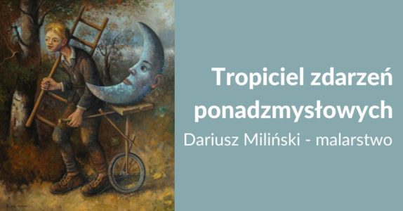 Grafika, na której przedstawiony jest obraz malarza Dariusza Milińskiego oraz tytuł wystawy: Tropiciel zdarzeń ponadzmysłowych Dariusz Miliński – malarstwo. Centralny plan obrazu zajmuje męska postać z drabiną w prawej ręce, a lewą ręką ciągnąca jednokołowy wózek, na którym znajduje się błękitny półksiężyc z ludzką twarzą. Tło stanowi roślinność w kolorach jesiennych: brązach i żółciach.